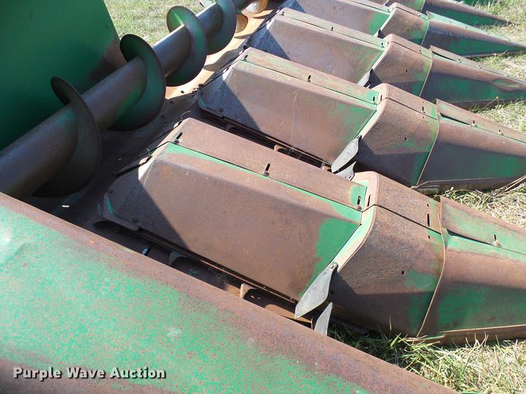 image for item DD8638 1980 John Deere 643 corn head