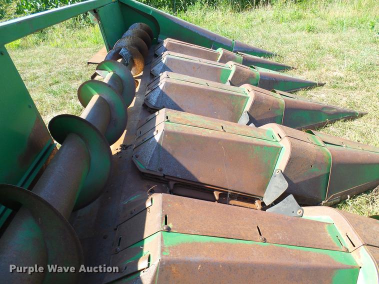 image for item DD8638 1980 John Deere 643 corn head