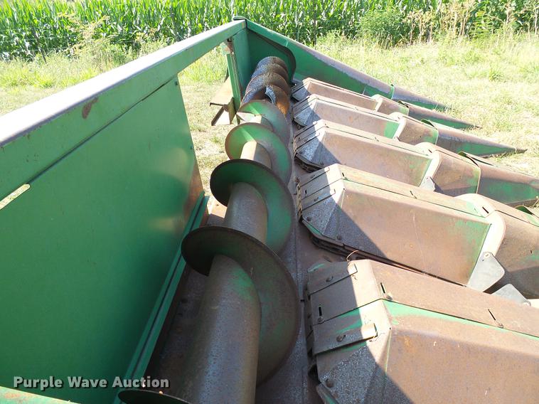 image for item DD8638 1980 John Deere 643 corn head