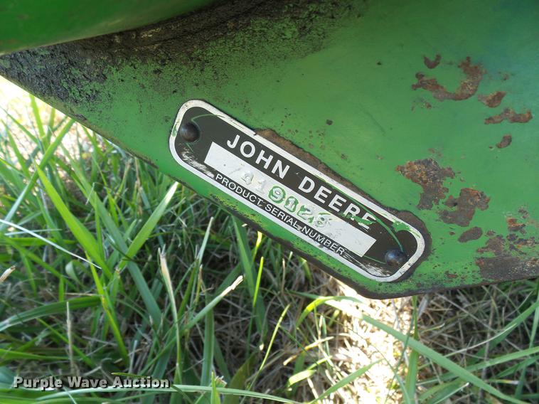 image for item DD8638 1980 John Deere 643 corn head