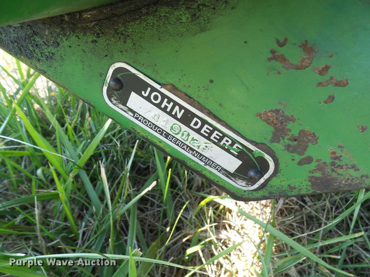 image for item DD8638 1980 John Deere 643 corn head