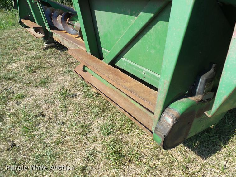 image for item DD8638 1980 John Deere 643 corn head