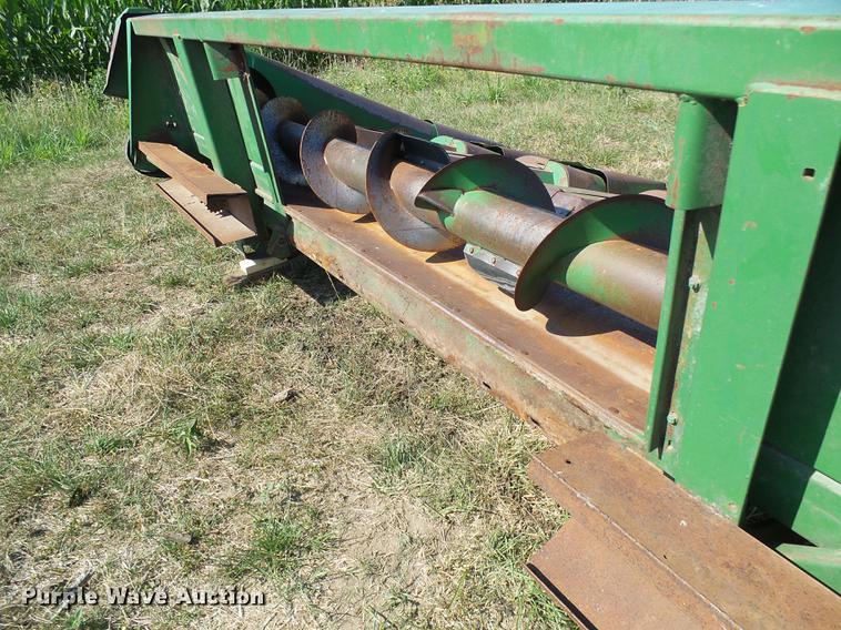 image for item DD8638 1980 John Deere 643 corn head