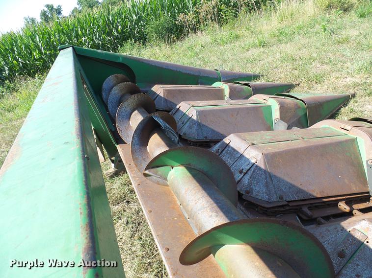 image for item DD8638 1980 John Deere 643 corn head