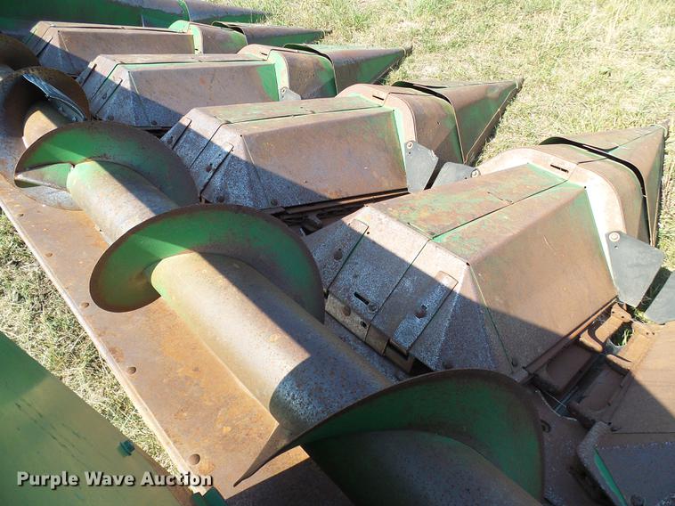 image for item DD8638 1980 John Deere 643 corn head