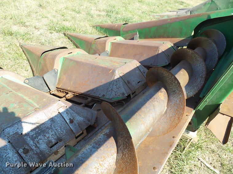 image for item DD8638 1980 John Deere 643 corn head
