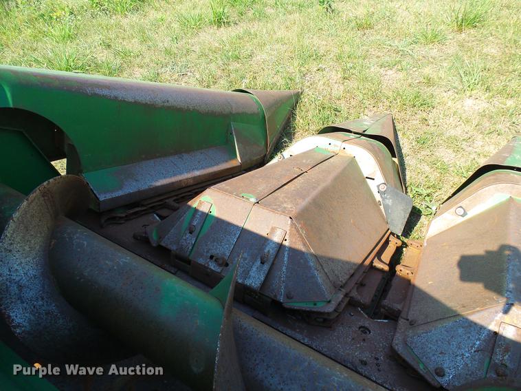 image for item DD8638 1980 John Deere 643 corn head
