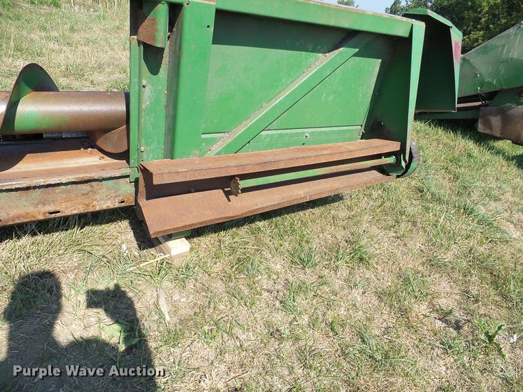 image for item DD8638 1980 John Deere 643 corn head