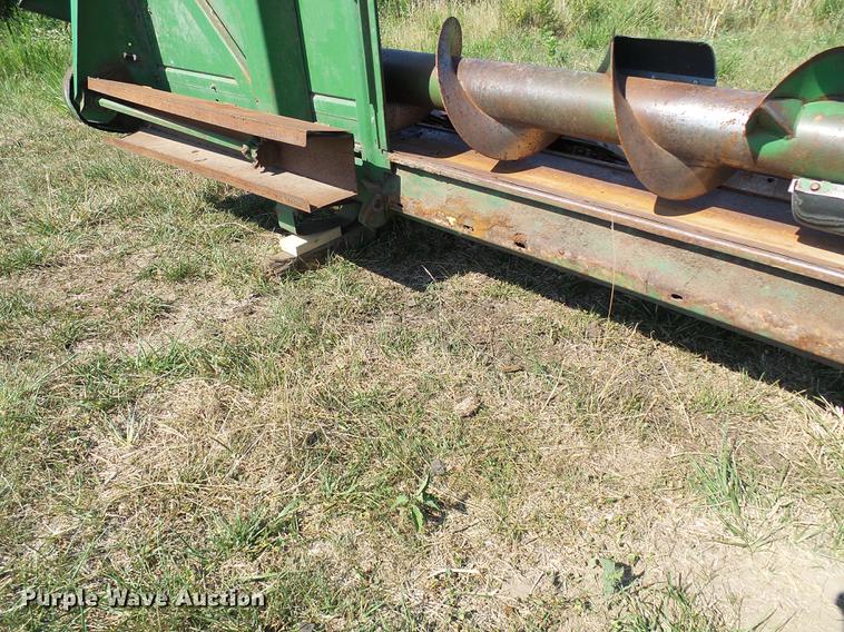 image for item DD8638 1980 John Deere 643 corn head