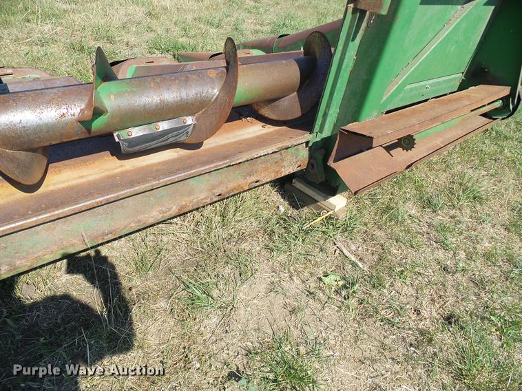 image for item DD8638 1980 John Deere 643 corn head