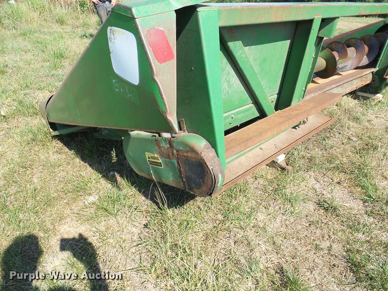 image for item DD8638 1980 John Deere 643 corn head
