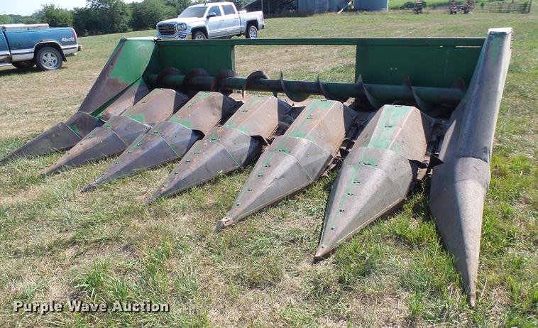 image for item DD8639 John Deere 643 corn head