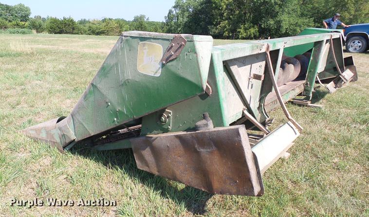 image for item DD8639 John Deere 643 corn head