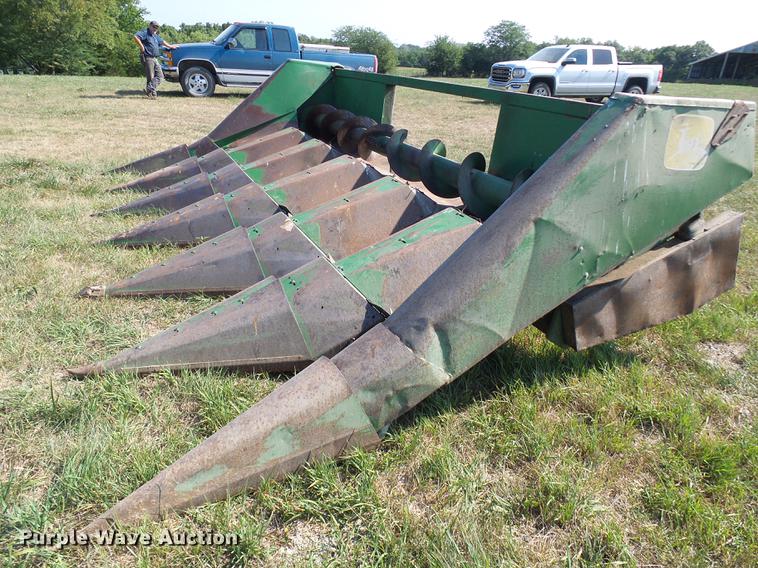 image for item DD8639 John Deere 643 corn head