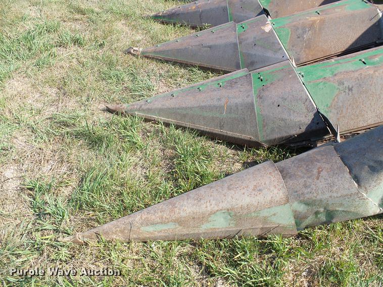 image for item DD8639 John Deere 643 corn head