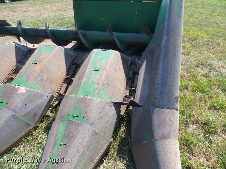 image for item DD8639 John Deere 643 corn head