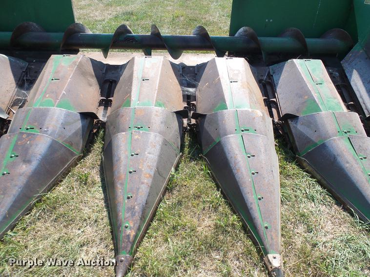 image for item DD8639 John Deere 643 corn head