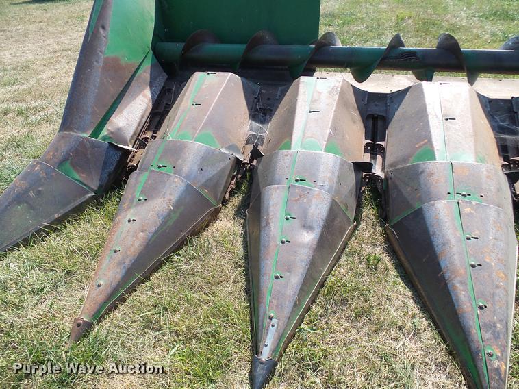 image for item DD8639 John Deere 643 corn head
