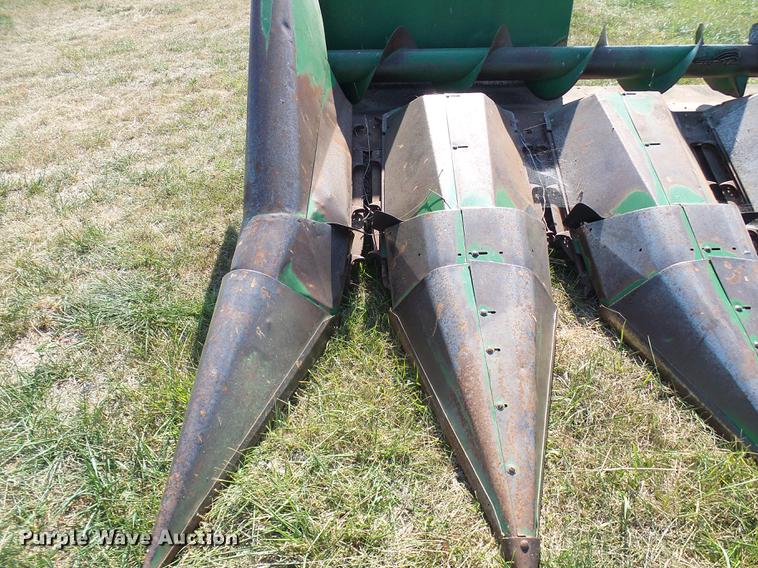 image for item DD8639 John Deere 643 corn head