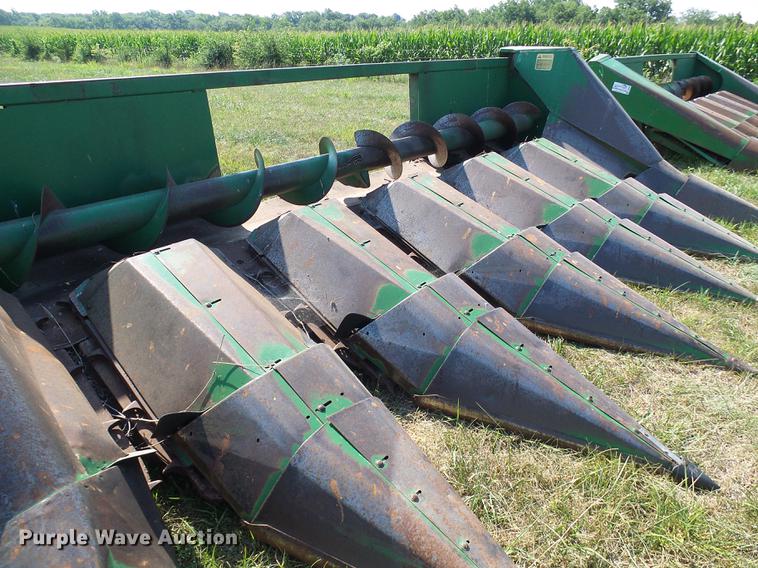 image for item DD8639 John Deere 643 corn head