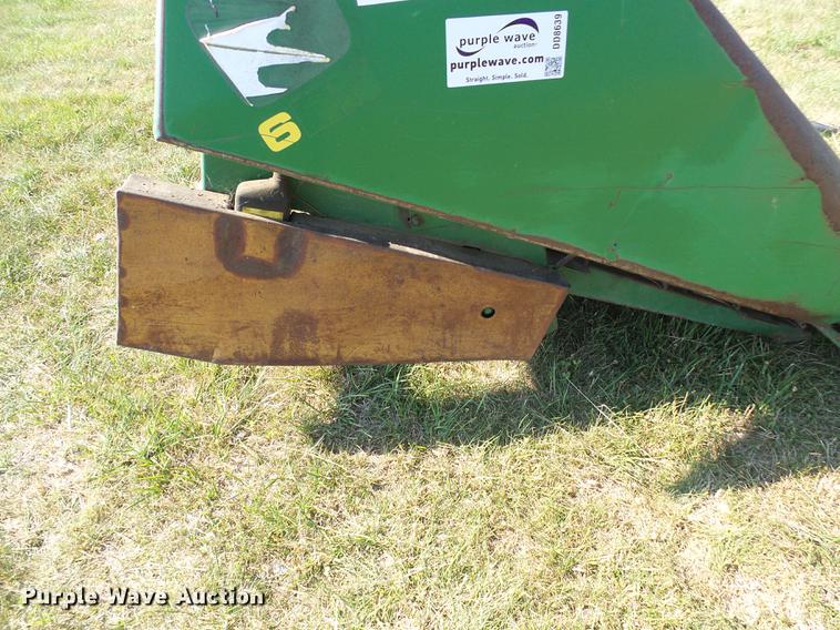 image for item DD8639 John Deere 643 corn head