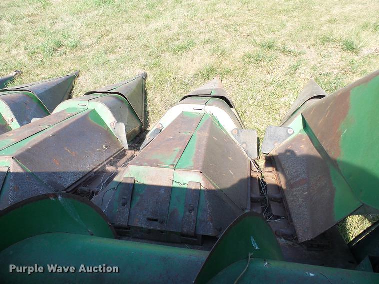 image for item DD8639 John Deere 643 corn head