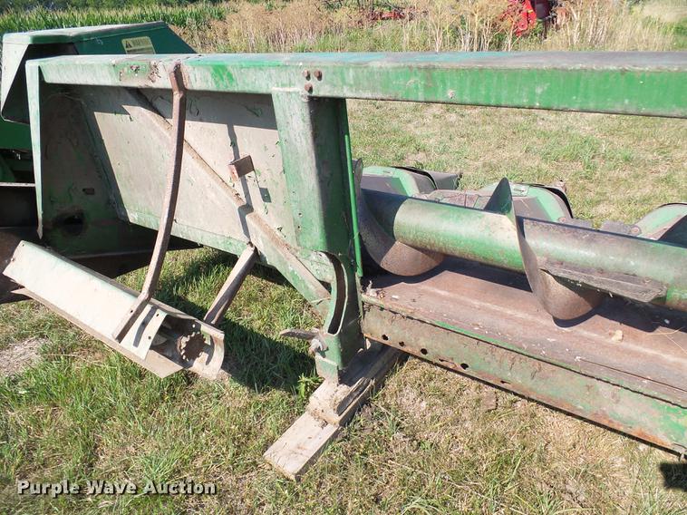 image for item DD8639 John Deere 643 corn head