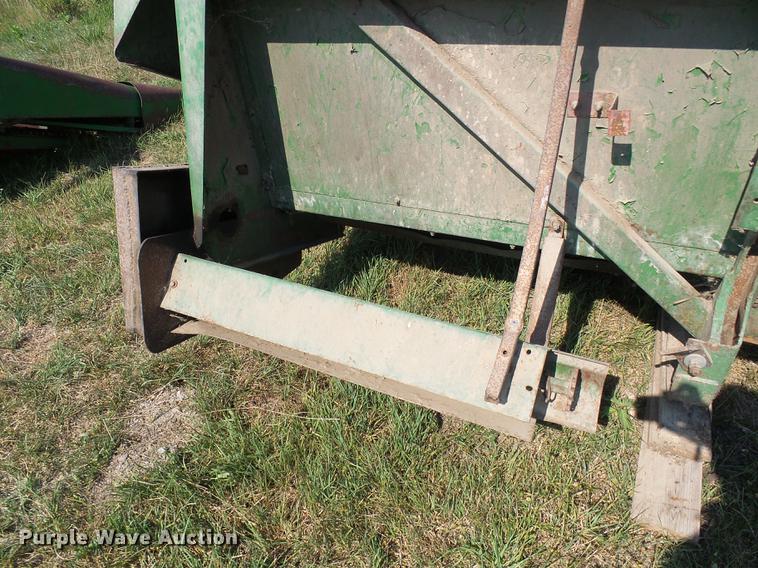 image for item DD8639 John Deere 643 corn head