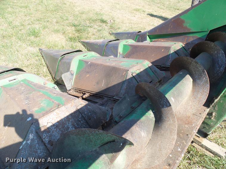 image for item DD8639 John Deere 643 corn head