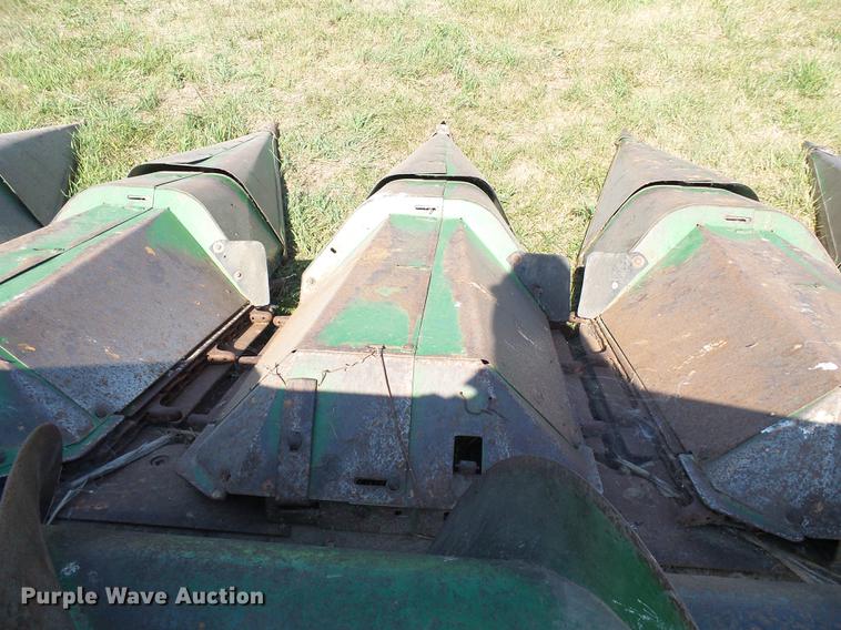image for item DD8639 John Deere 643 corn head