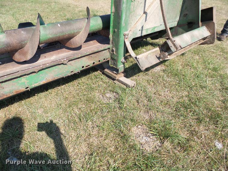 image for item DD8639 John Deere 643 corn head