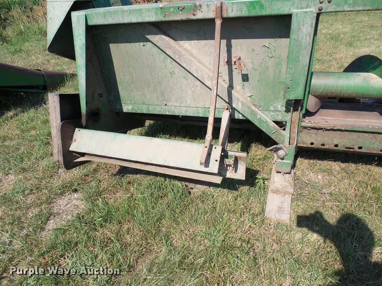 image for item DD8639 John Deere 643 corn head