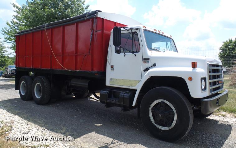 image for item DD8645 1988 International F1954 grain truck