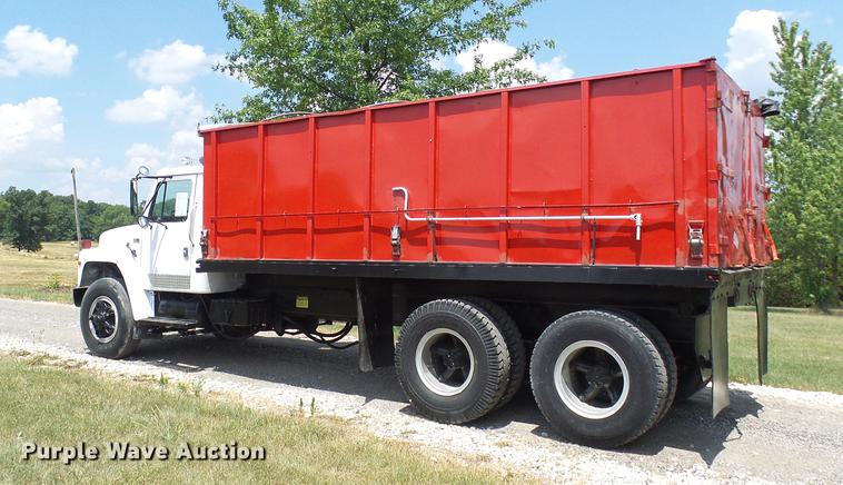 image for item DD8645 1988 International F1954 grain truck