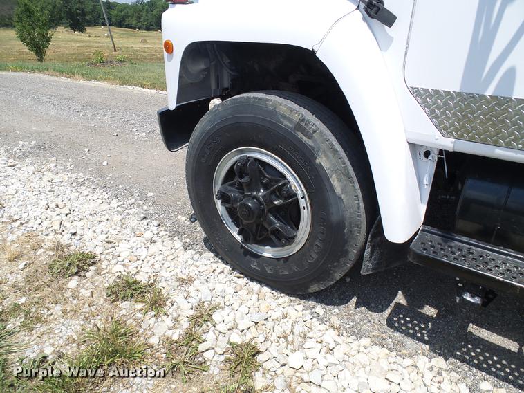 image for item DD8645 1988 International F1954 grain truck