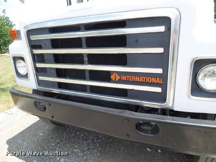 image for item DD8645 1988 International F1954 grain truck