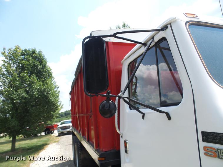 image for item DD8645 1988 International F1954 grain truck