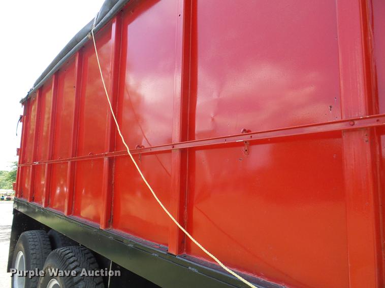 image for item DD8645 1988 International F1954 grain truck