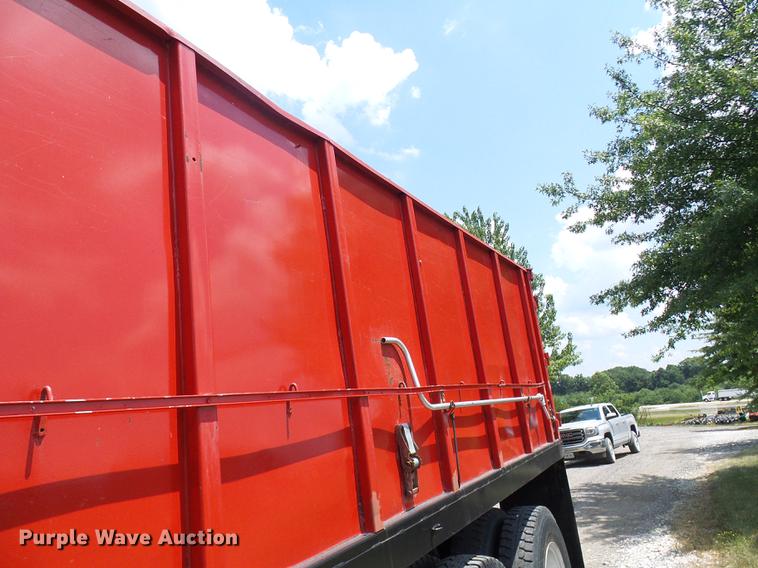 image for item DD8645 1988 International F1954 grain truck