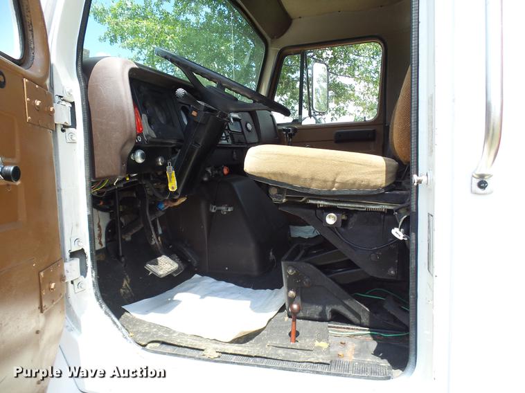 image for item DD8645 1988 International F1954 grain truck