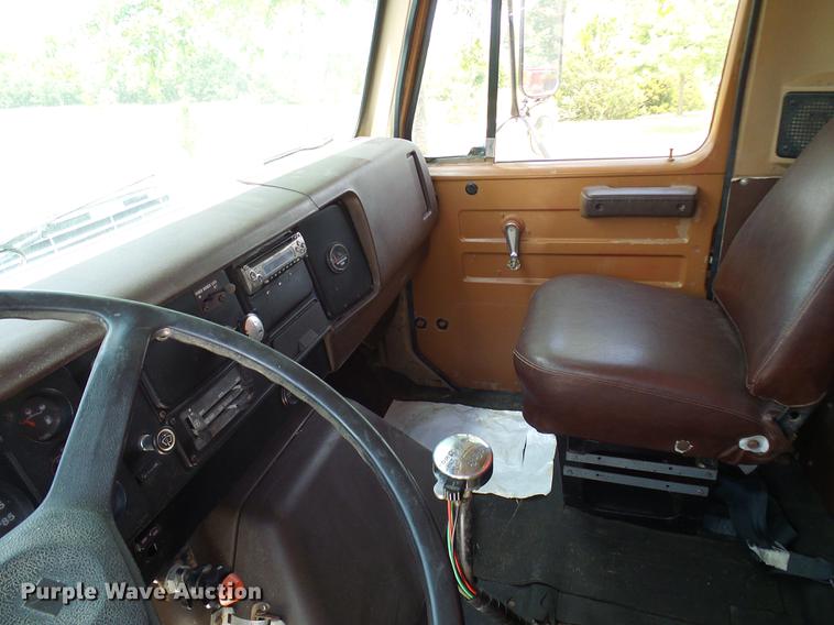 image for item DD8645 1988 International F1954 grain truck