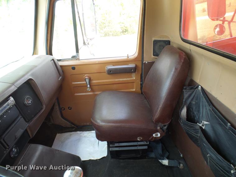 image for item DD8645 1988 International F1954 grain truck