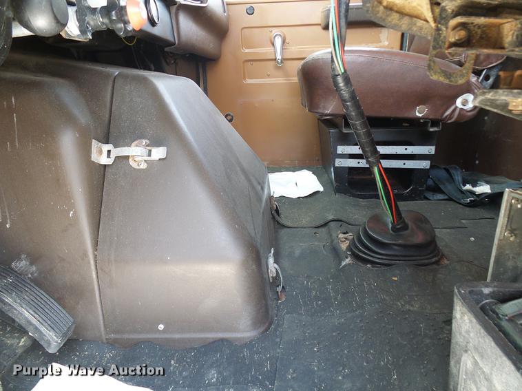 image for item DD8645 1988 International F1954 grain truck