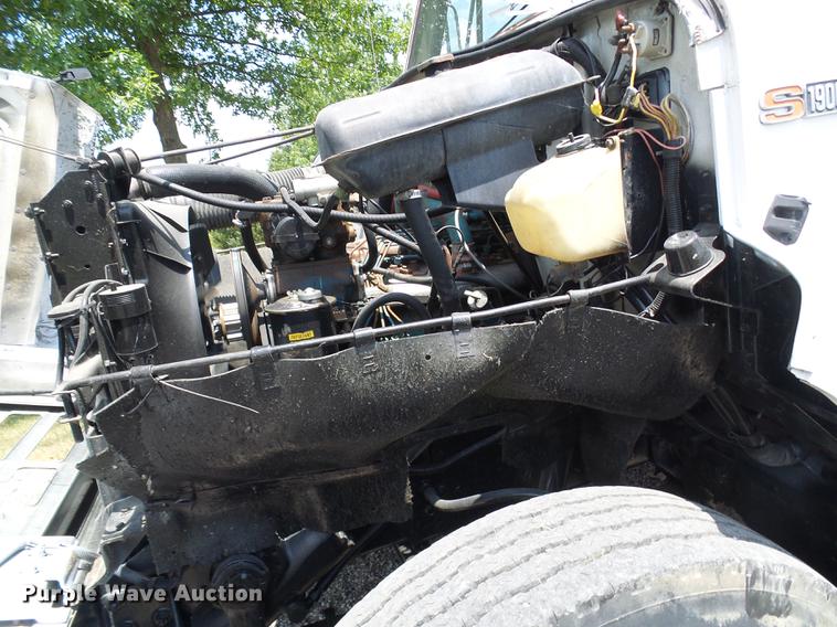 image for item DD8645 1988 International F1954 grain truck