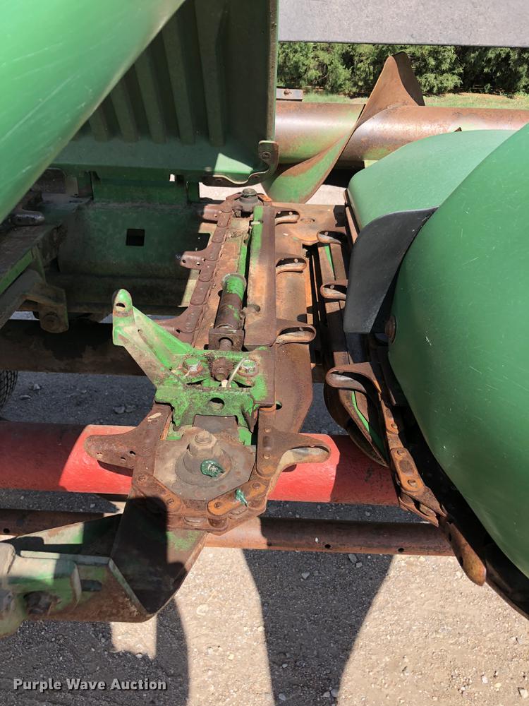 image for item DE2954 1998 John Deere 893 corn head