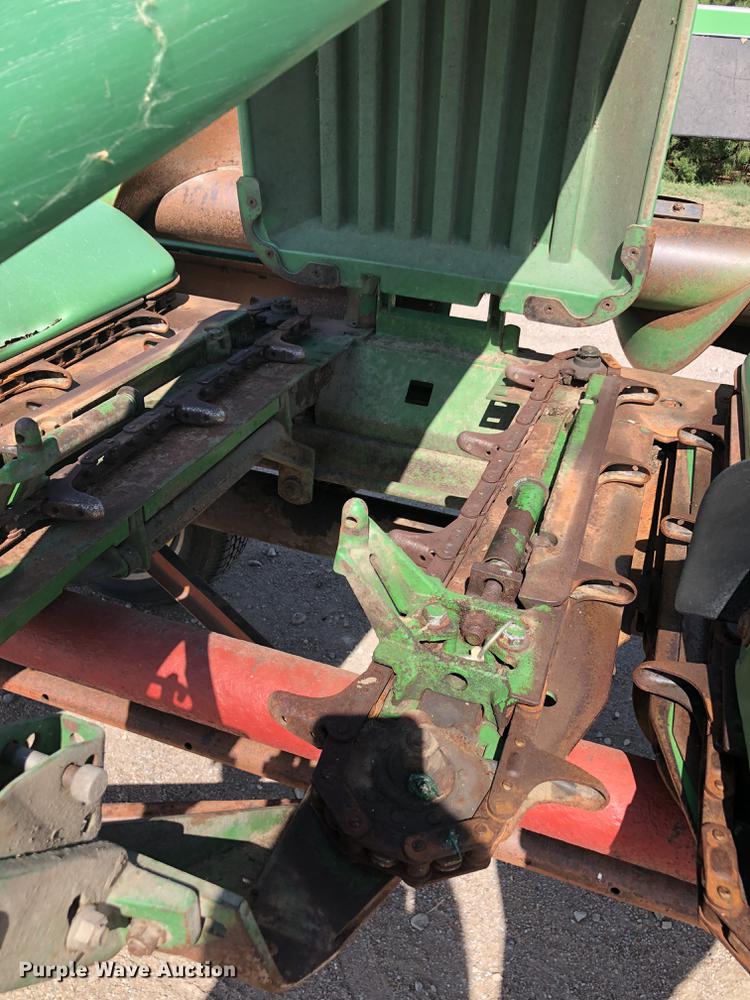 image for item DE2954 1998 John Deere 893 corn head