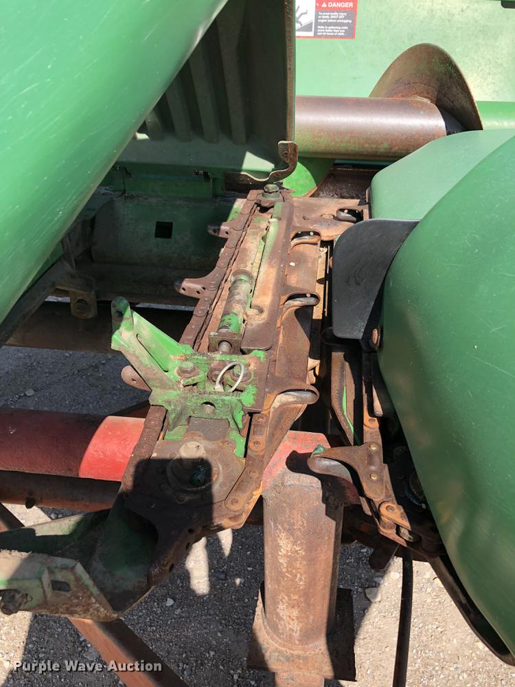 image for item DE2954 1998 John Deere 893 corn head