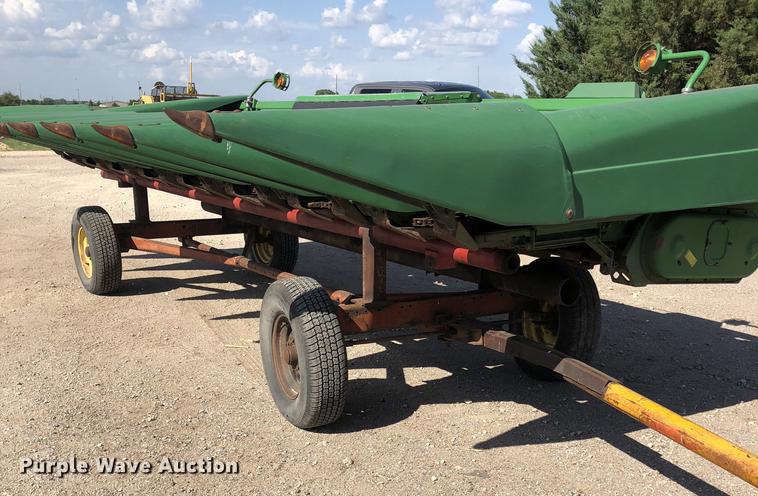 image for item DE2954 1998 John Deere 893 corn head