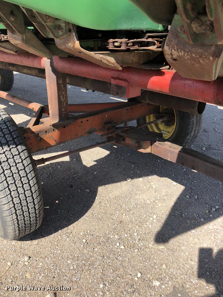 image for item DE2954 1998 John Deere 893 corn head