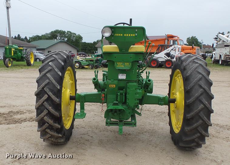 image for item DV9372 John Deere 520 tractor